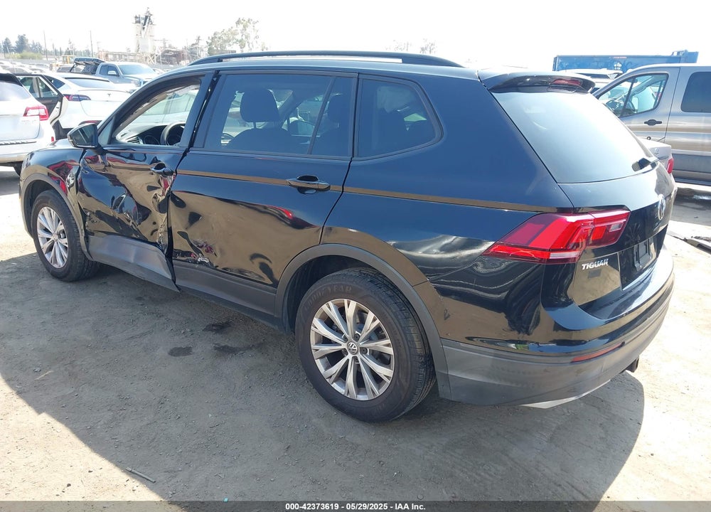 2018 VOLKSWAGEN TIGUAN VIN: 3VV1B7AX7JM092033