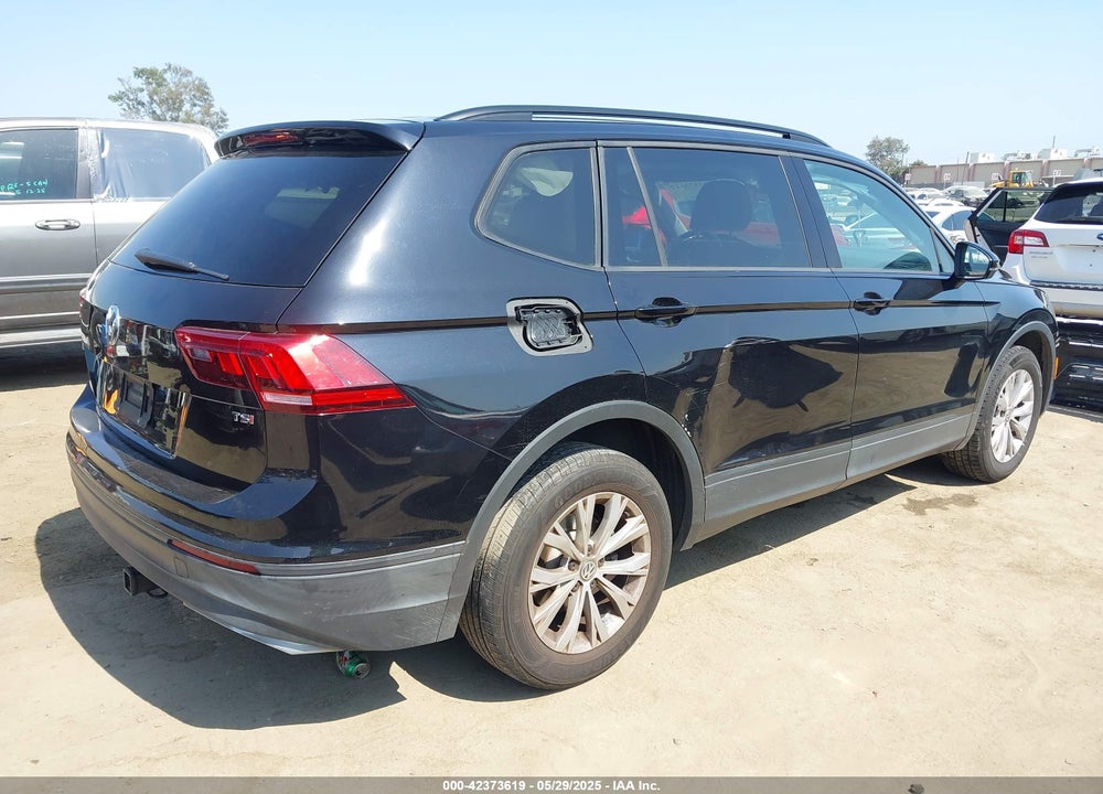 2018 VOLKSWAGEN TIGUAN VIN: 3VV1B7AX7JM092033