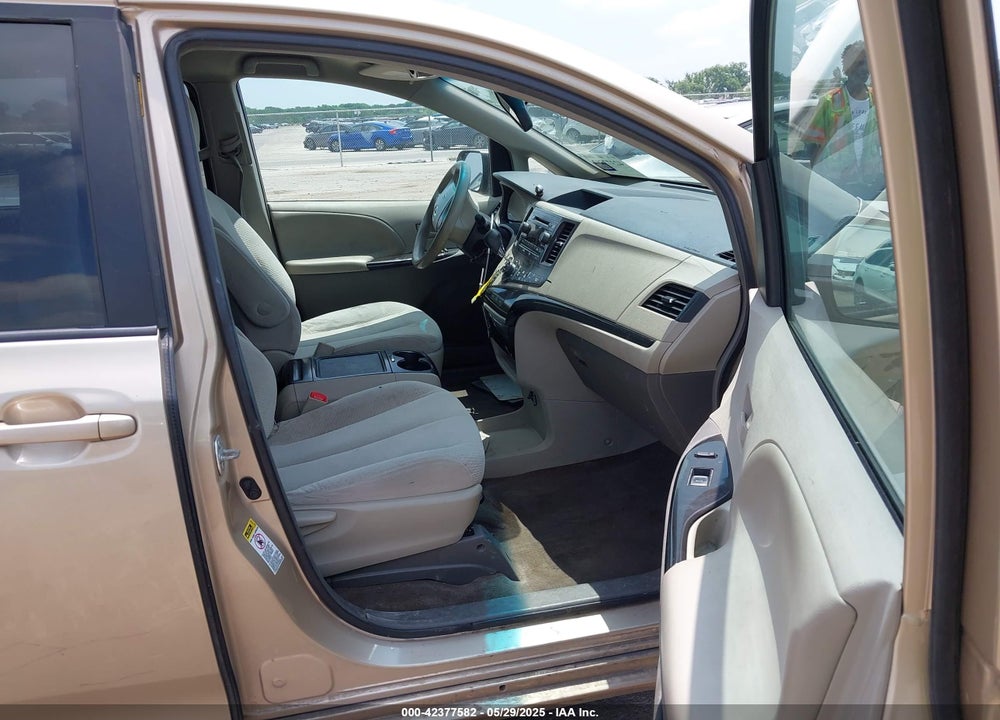 2014 TOYOTA SIENNA LE V6 8 PASSENGER VIN: 5TDKK3DC1ES462015