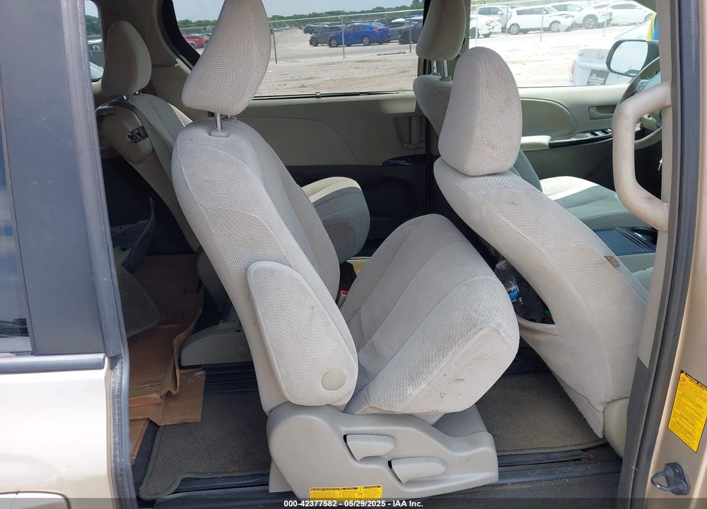 2014 TOYOTA SIENNA LE V6 8 PASSENGER VIN: 5TDKK3DC1ES462015
