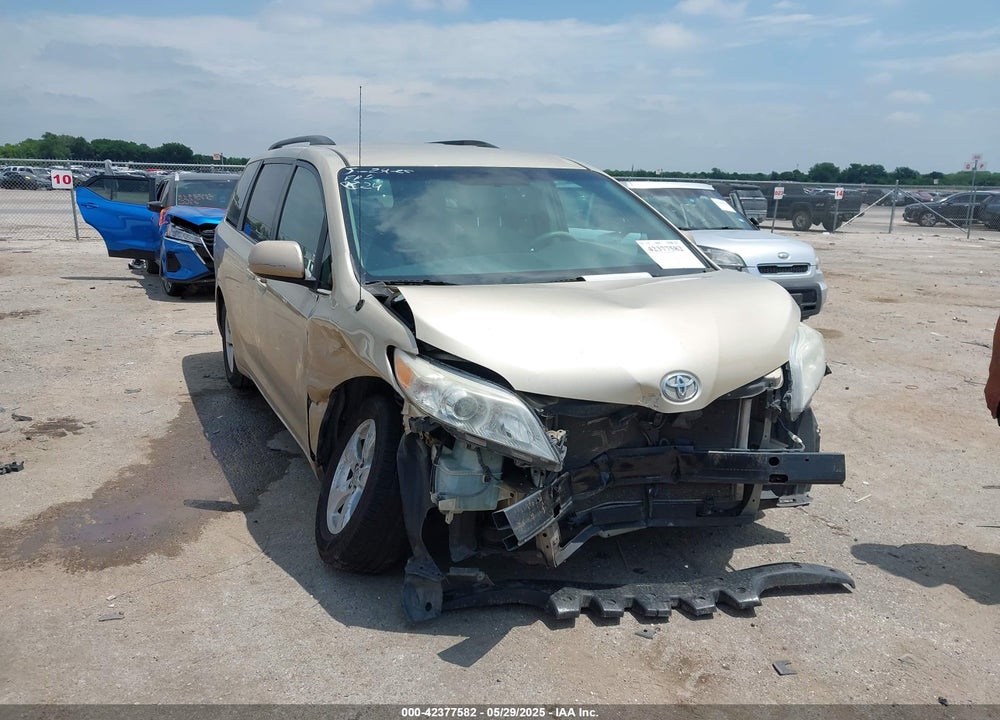 2014 TOYOTA SIENNA LE V6 8 PASSENGER VIN: 5TDKK3DC1ES462015