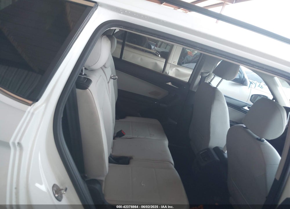 2018 VOLKSWAGEN TIGUAN VIN: 3VV3B7AX5JM079872