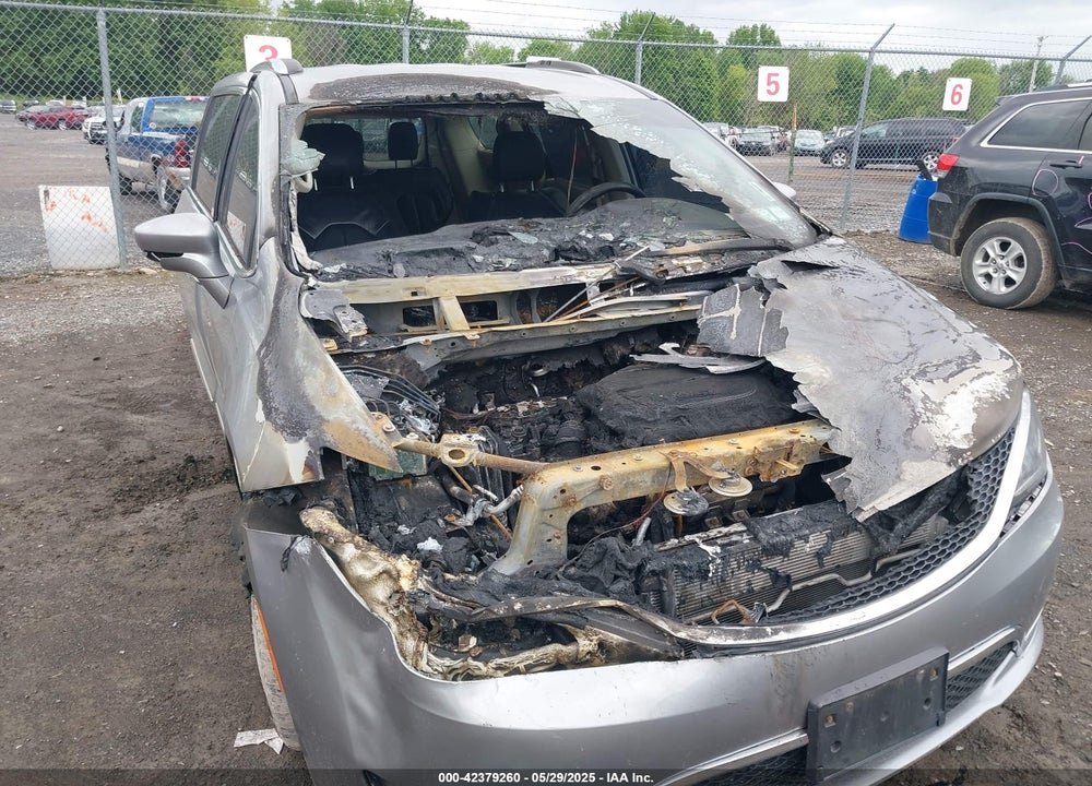 2018 CHRYSLER PACIFICA TOURING L VIN: 2C4RC1BG9JR217309