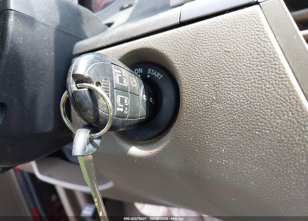 2012 VOLKSWAGEN ROUTAN VIN: 2C4RVABG1CR240838