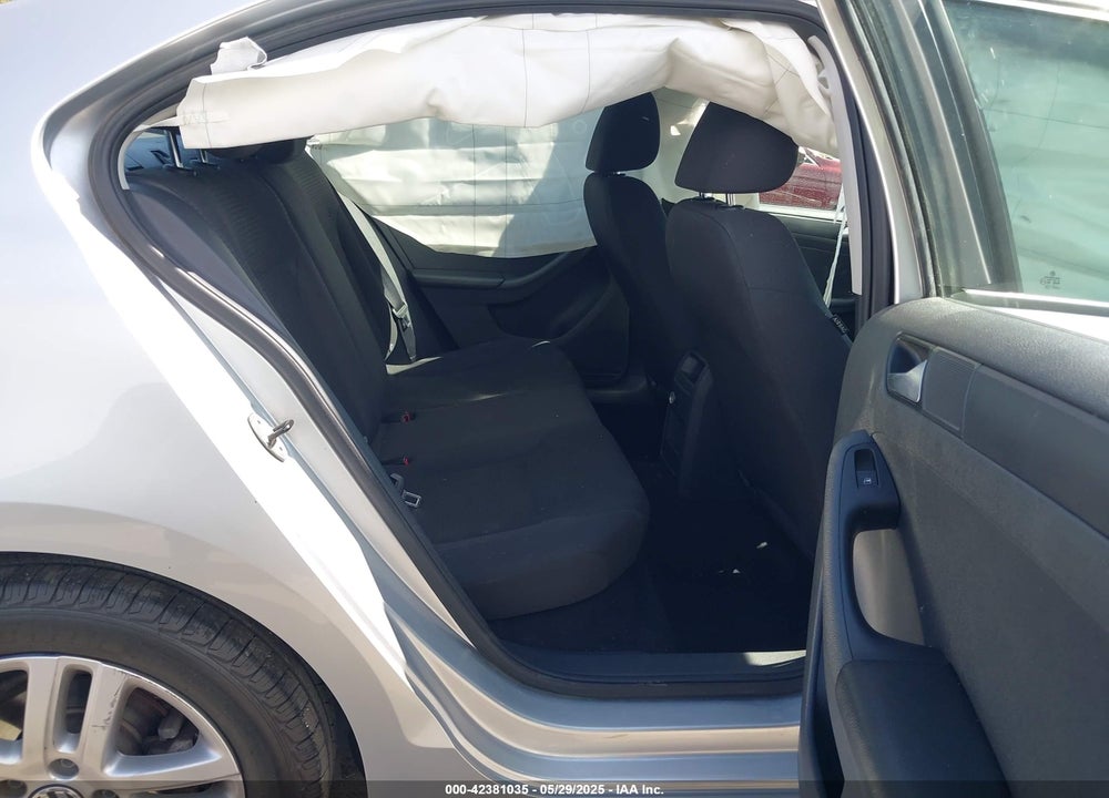 2015 VOLKSWAGEN JETTA 2.0L S VIN: 3VW2K7AJ8FM212828