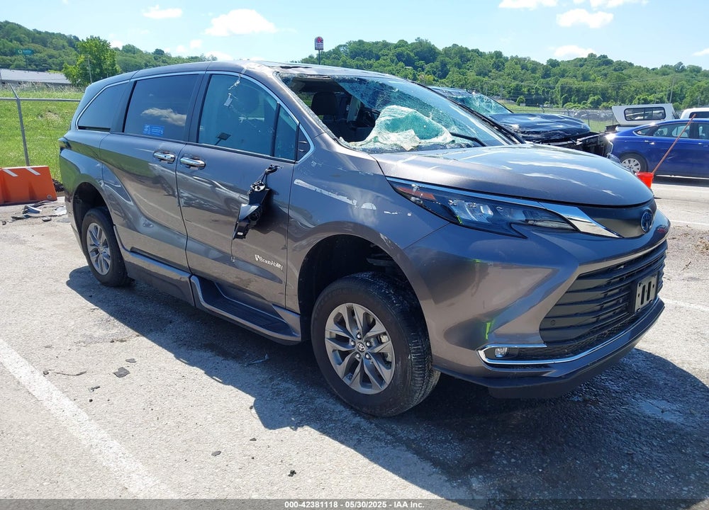 2024 TOYOTA SIENNA XLE VIN: 5TDYRKECXRS180167