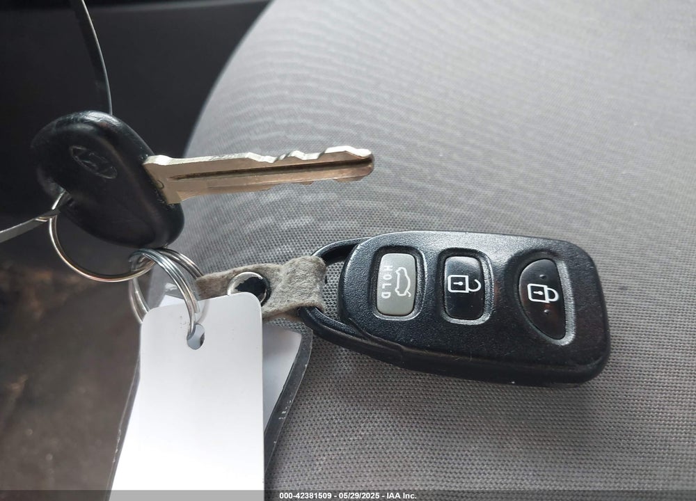 2014 HYUNDAI ELANTRA VIN: 5NPDH4AE9EH484742
