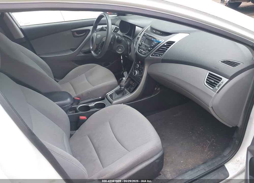 2014 HYUNDAI ELANTRA VIN: 5NPDH4AE9EH484742