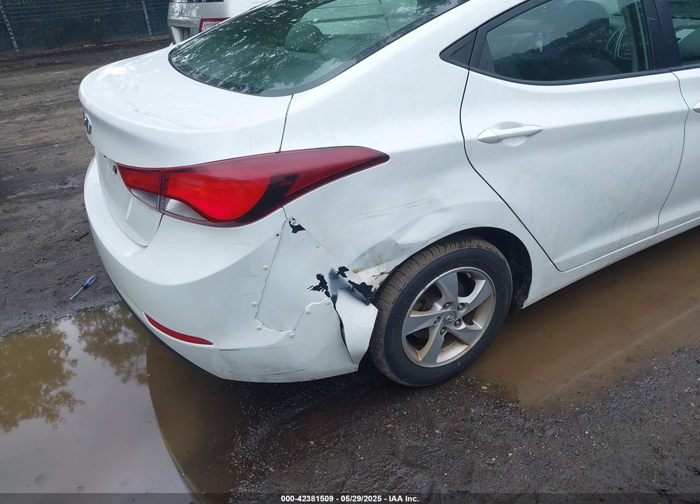 2014 HYUNDAI ELANTRA VIN: 5NPDH4AE9EH484742