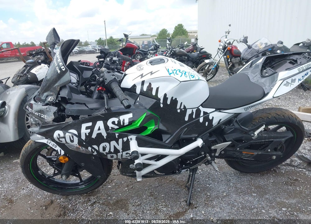 2023 KAWASAKI EX400 VIN: JKAEXKH13PDAN8033