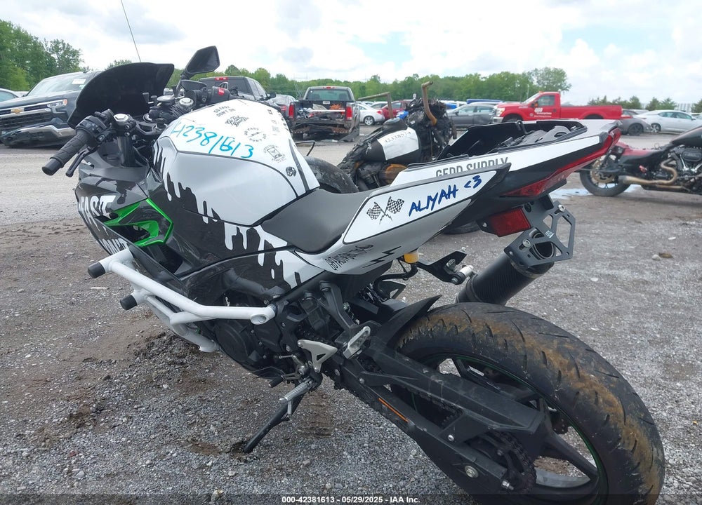 2023 KAWASAKI EX400 VIN: JKAEXKH13PDAN8033