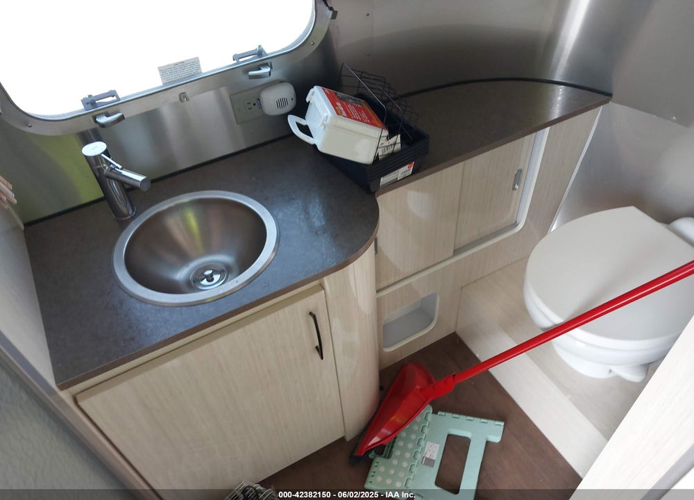 2018 AIRSTREAM INTERNATIONAL SERENITY 23FB TRAVEL TRAILER VIN: 1STKFAG24JJ544387
