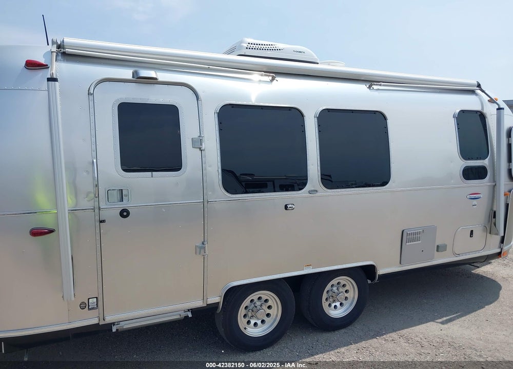 2018 AIRSTREAM INTERNATIONAL SERENITY 23FB TRAVEL TRAILER VIN: 1STKFAG24JJ544387