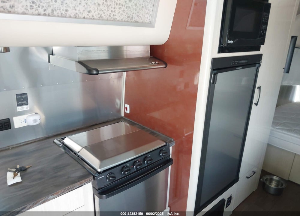 2018 AIRSTREAM INTERNATIONAL SERENITY 23FB TRAVEL TRAILER VIN: 1STKFAG24JJ544387