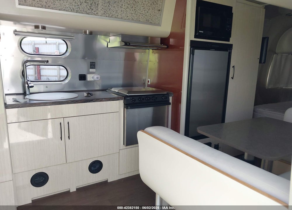 2018 AIRSTREAM INTERNATIONAL SERENITY 23FB TRAVEL TRAILER VIN: 1STKFAG24JJ544387