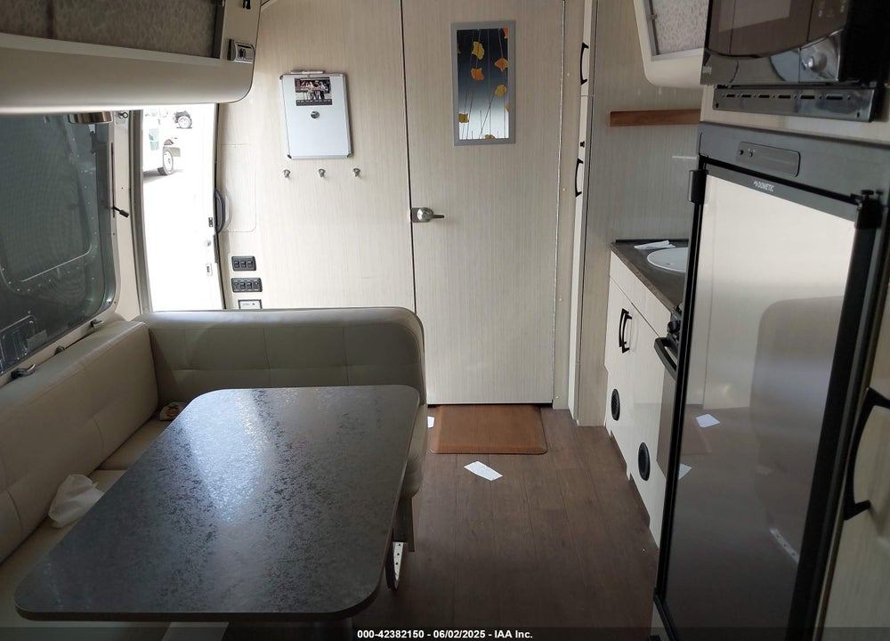2018 AIRSTREAM INTERNATIONAL SERENITY 23FB TRAVEL TRAILER VIN: 1STKFAG24JJ544387