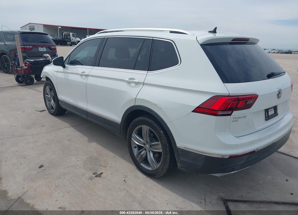 2018 VOLKSWAGEN TIGUAN VIN: 3VV5B7AX9JM136423