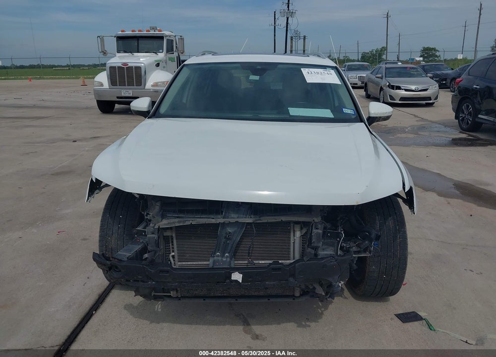 2018 VOLKSWAGEN TIGUAN VIN: 3VV5B7AX9JM136423