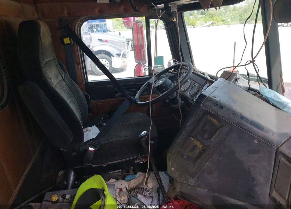 2002 FREIGHTLINER FLD FLD120 VIN: 1FVHALAS82LJ84529