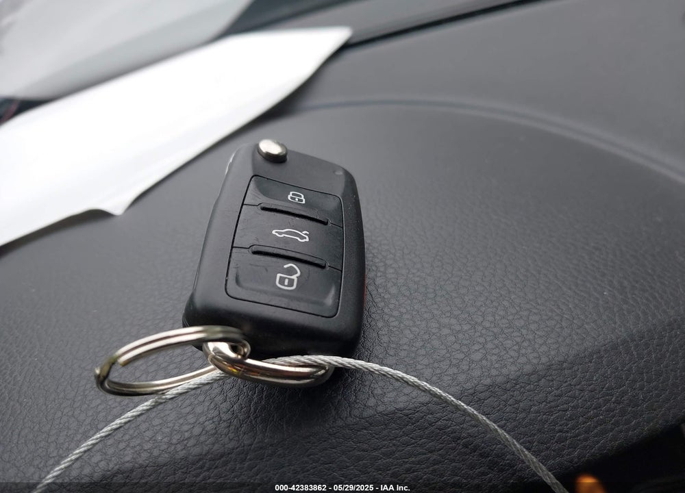 2015 VOLKSWAGEN TIGUAN VIN: WVGBV7AX1FW572162