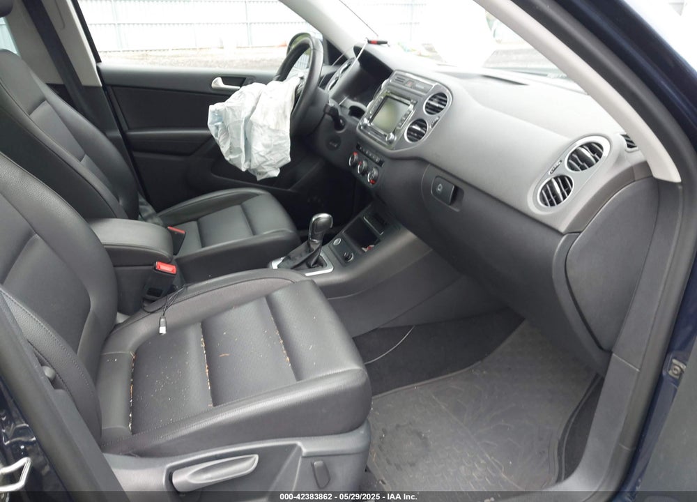 2015 VOLKSWAGEN TIGUAN VIN: WVGBV7AX1FW572162