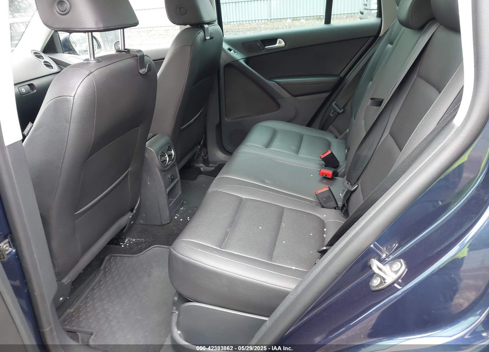 2015 VOLKSWAGEN TIGUAN VIN: WVGBV7AX1FW572162
