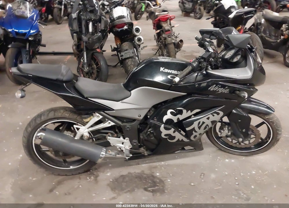 2011 KAWASAKI EX250 J VIN: JKAEXMJ15BDA78685