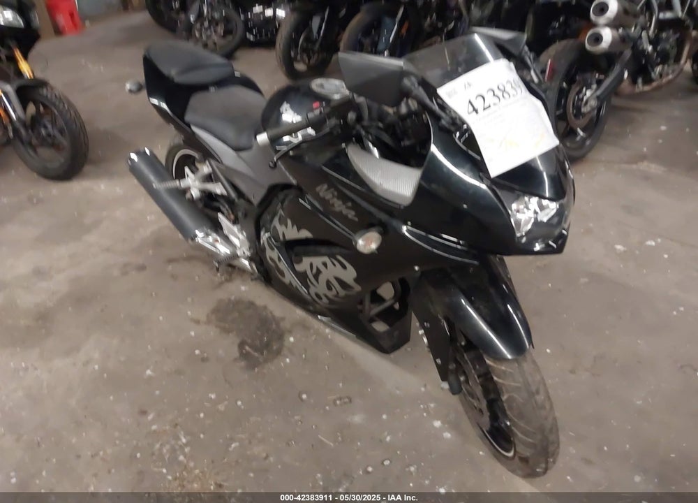 2011 KAWASAKI EX250 J VIN: JKAEXMJ15BDA78685