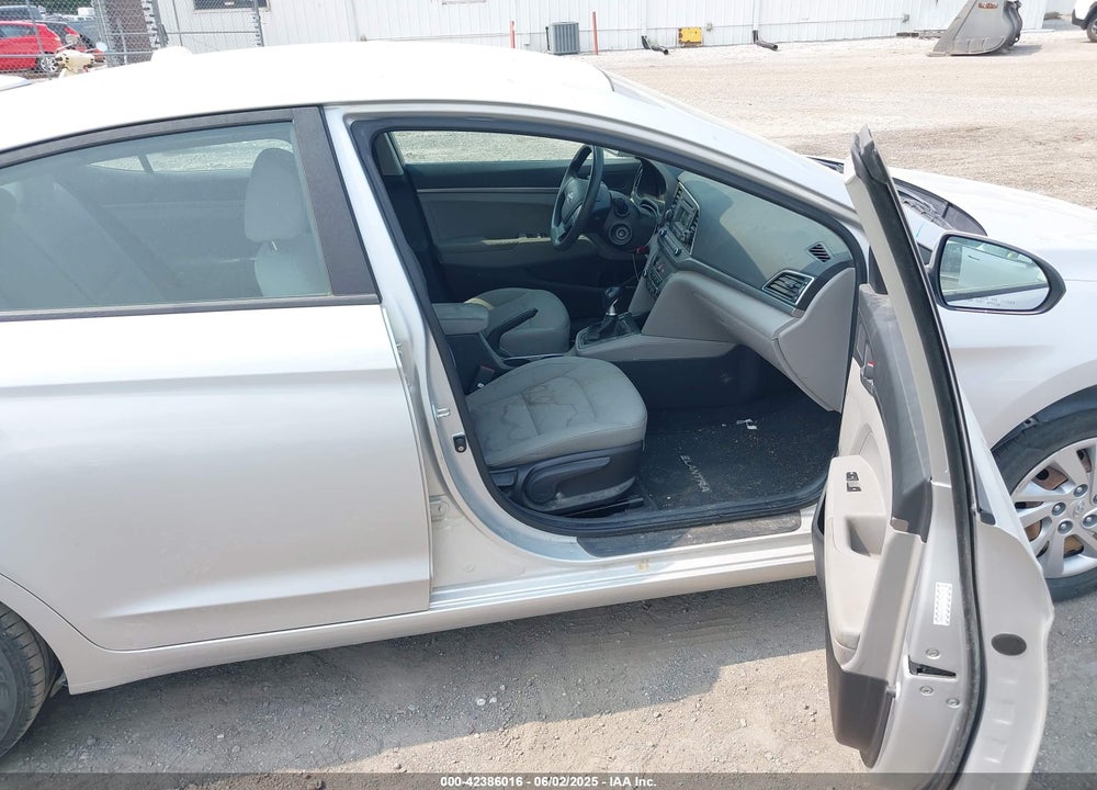 2017 HYUNDAI ELANTRA VIN: KMHD74LF4HU136376