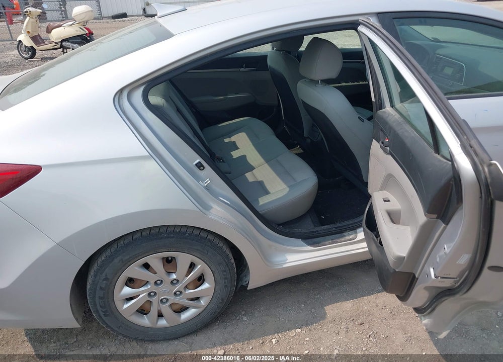 2017 HYUNDAI ELANTRA VIN: KMHD74LF4HU136376