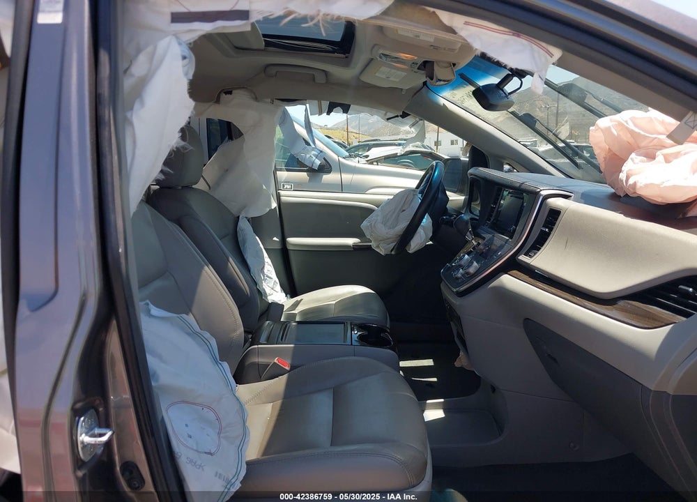 2017 TOYOTA SIENNA XLE 8 PASSENGER VIN: 5TDYZ3DCXHS895701