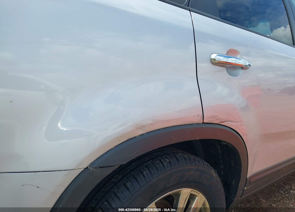 2011 KIA SORENTO EX V6 VIN: 5XYKUDA27BG123912