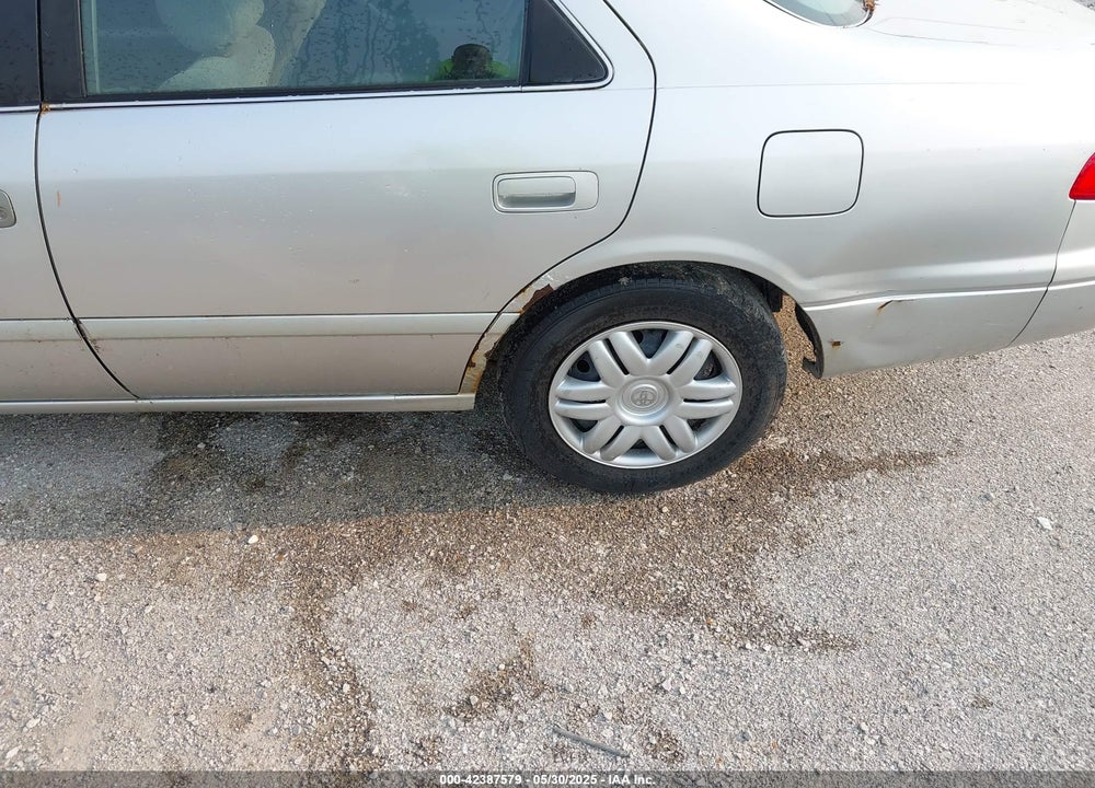 2001 TOYOTA CAMRY LE VIN: 4T1BG22K61U820958