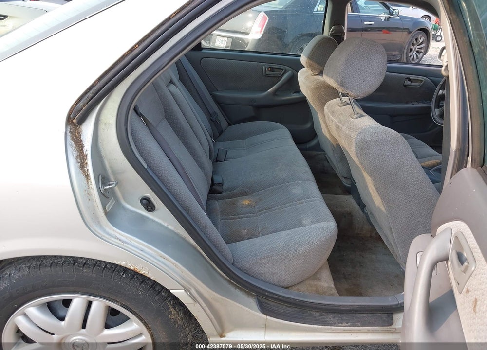 2001 TOYOTA CAMRY LE VIN: 4T1BG22K61U820958