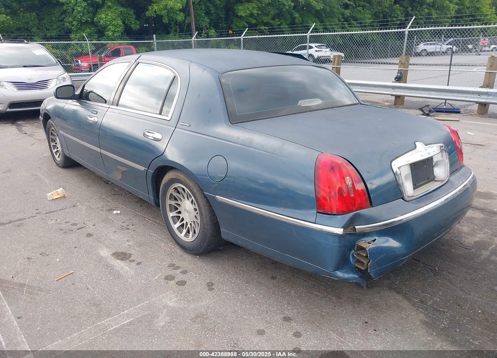 2001 LINCOLN TOWN CAR VIN: 1LNHM82W31Y671765