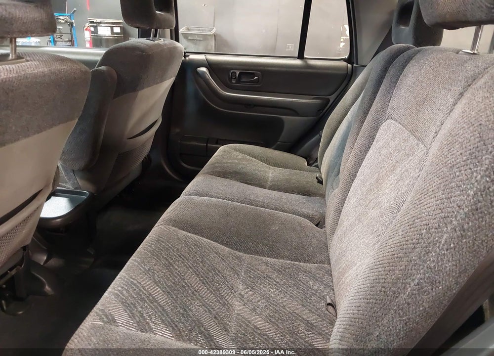 2001 HONDA CR-V LX VIN: JHLRD184X1C048679