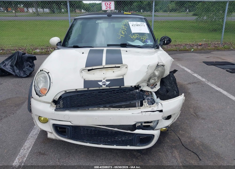 2011 MINI COOPER S VIN: WMWZP3C57BTX82937