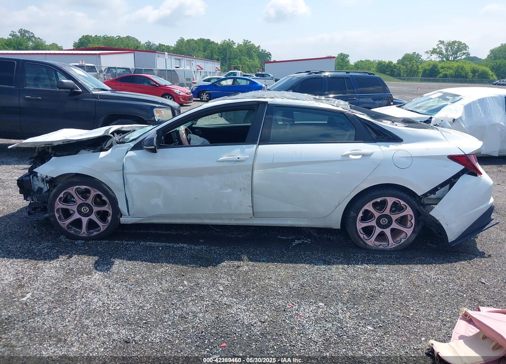 2022 HYUNDAI ELANTRA VIN: 5NPLM4AG1NH055880