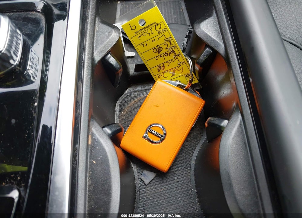 2023 VOLVO XC90 RECHARGE PLUG-IN HYBRID T8 PLUS 6-SEATER VIN: YV4H600N2P1975520
