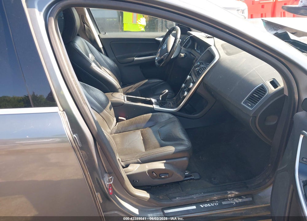 2016 VOLVO XC60 VIN: YV440MDMXG2792045