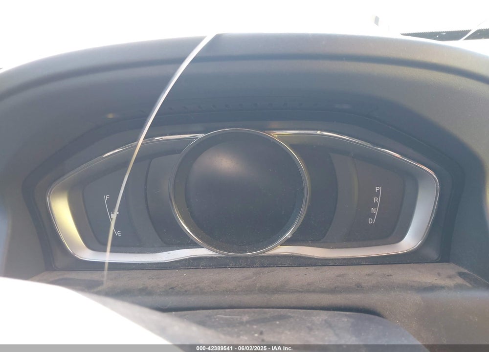 2016 VOLVO XC60 VIN: YV440MDMXG2792045