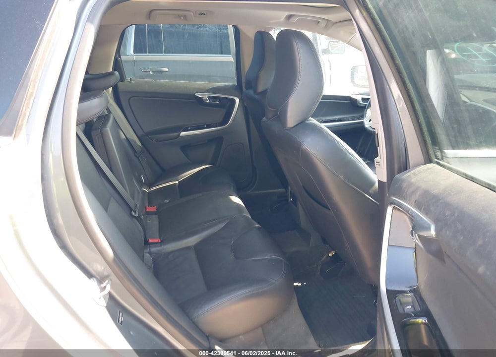 2016 VOLVO XC60 VIN: YV440MDMXG2792045