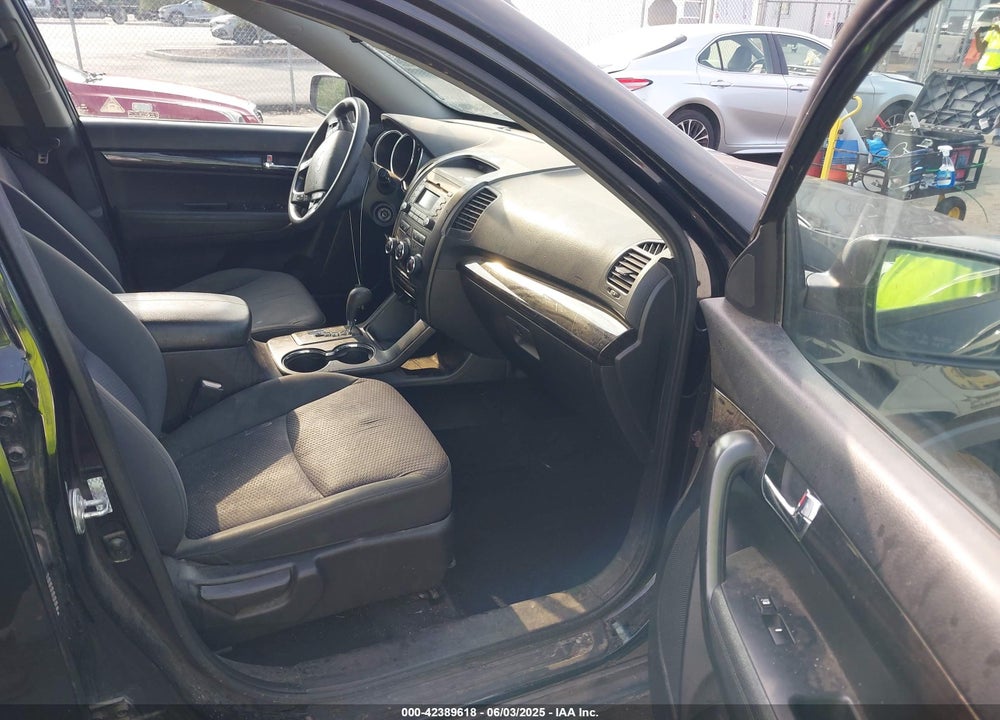 2011 KIA SORENTO LX V6 VIN: 5XYKTDA25BG079492