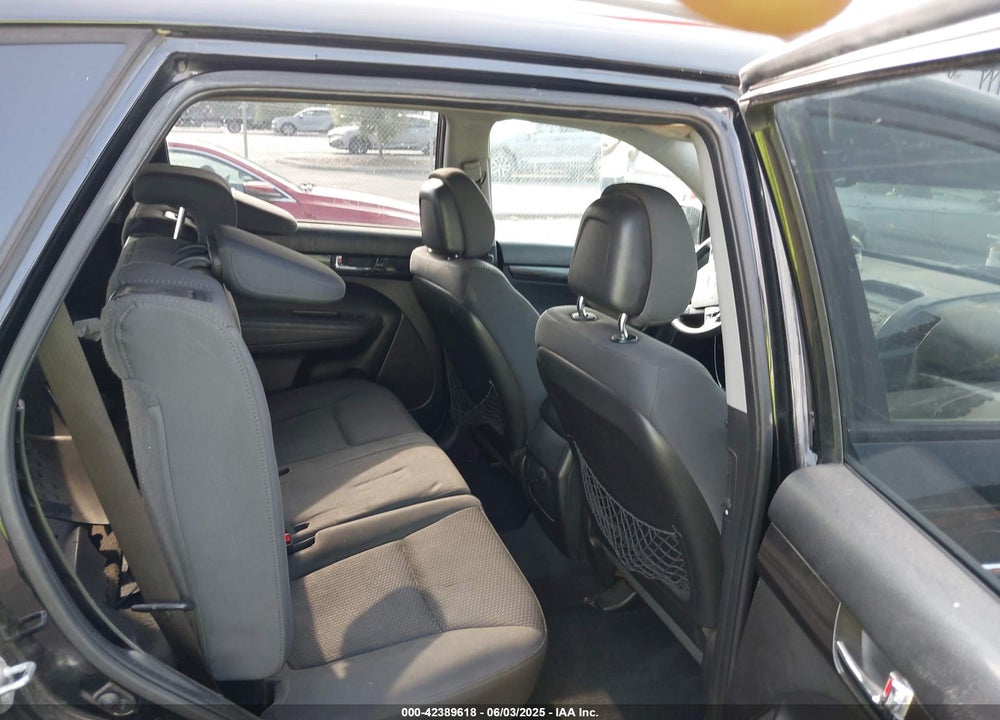 2011 KIA SORENTO LX V6 VIN: 5XYKTDA25BG079492