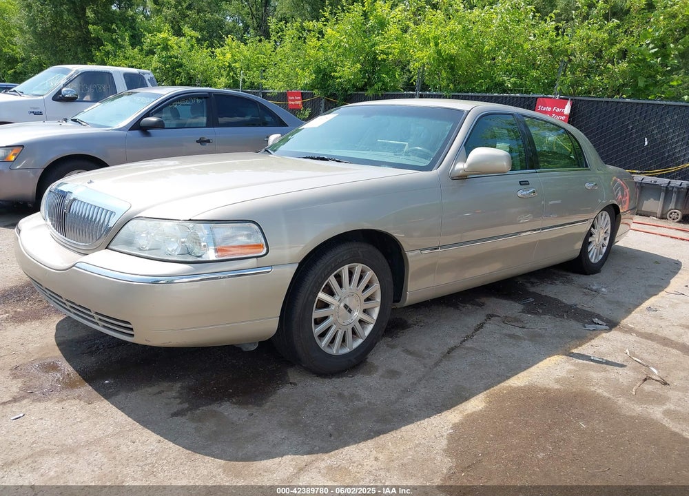 2004 LINCOLN TOWN CAR SIGNATURE VIN: 1LNHM81W14Y677196