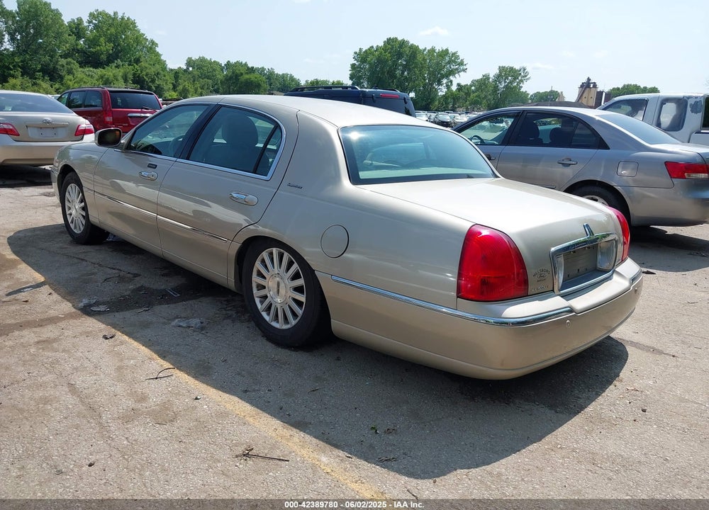 2004 LINCOLN TOWN CAR SIGNATURE VIN: 1LNHM81W14Y677196