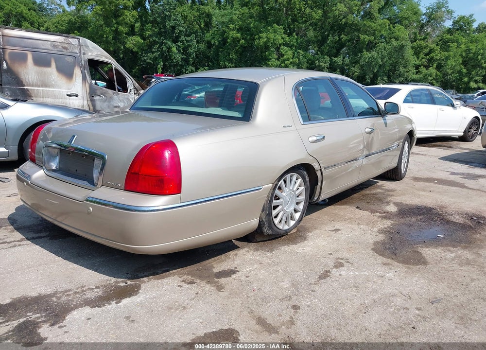 2004 LINCOLN TOWN CAR SIGNATURE VIN: 1LNHM81W14Y677196