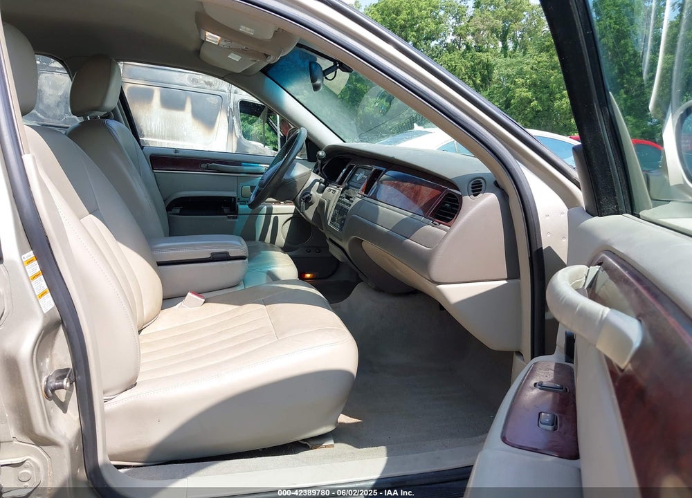 2004 LINCOLN TOWN CAR SIGNATURE VIN: 1LNHM81W14Y677196