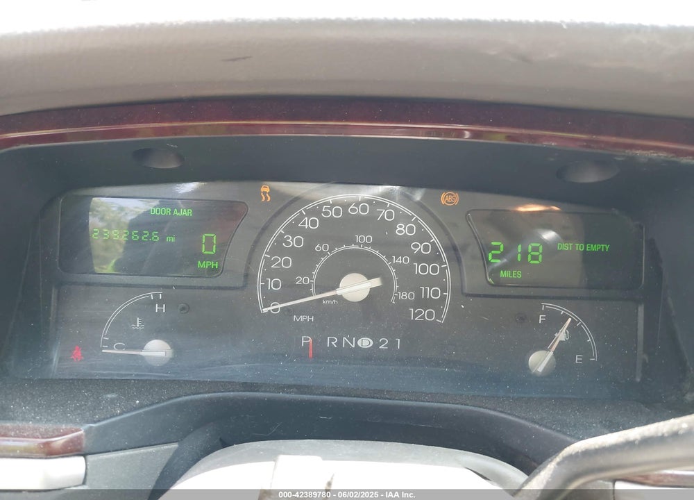 2004 LINCOLN TOWN CAR SIGNATURE VIN: 1LNHM81W14Y677196