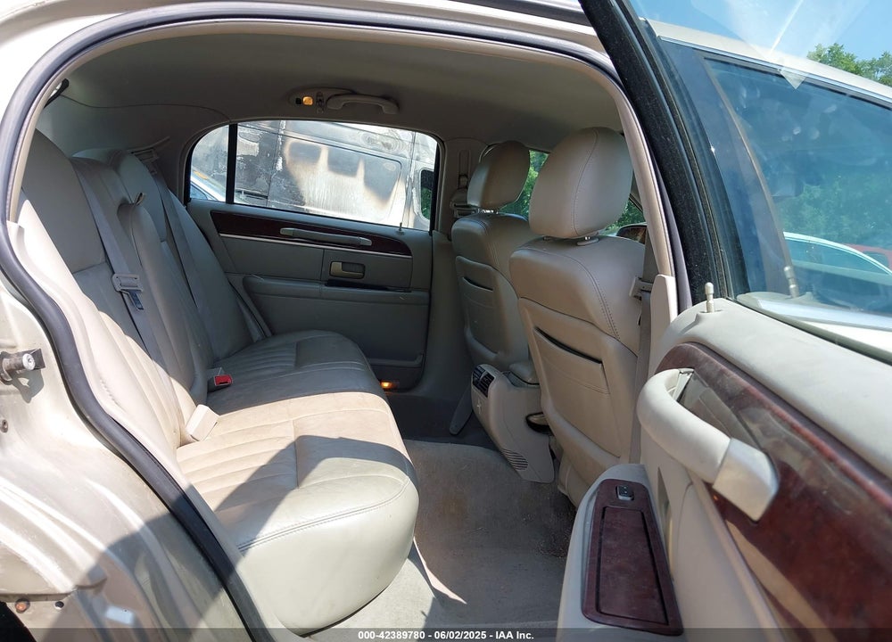 2004 LINCOLN TOWN CAR SIGNATURE VIN: 1LNHM81W14Y677196